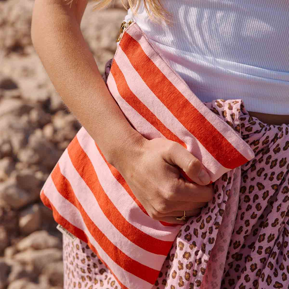 LILI FLAT POUCH STRIPES TOMATO / CANDY PINK: TOMATO / CANDY PINK - Image 3