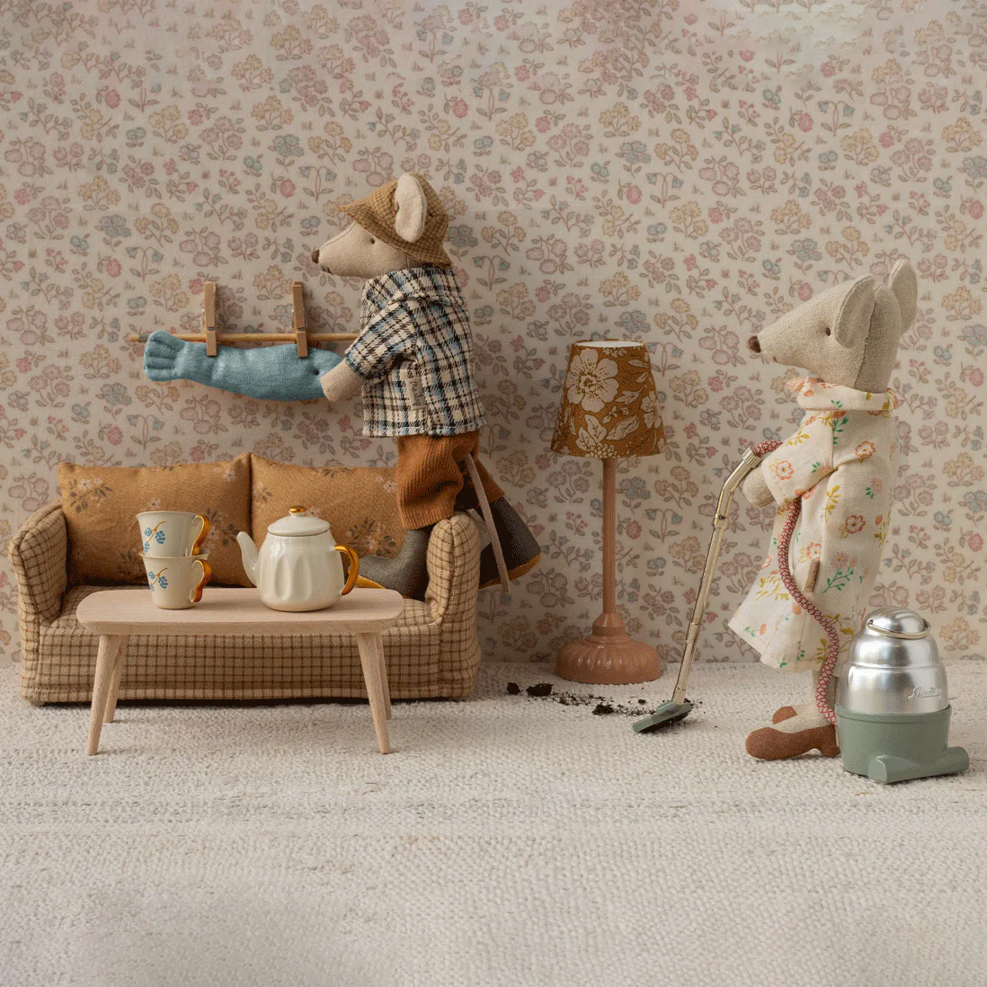 Coffee Table, Mouse - Nature - Image 2